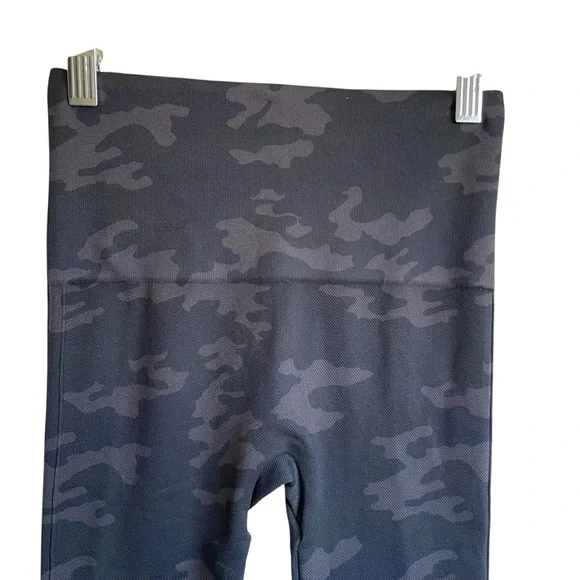 SPANX Dark Blue, Green, Lavender Camo Leggings Sleek Form-Fitting Design NWOT - Picture 5 of 7